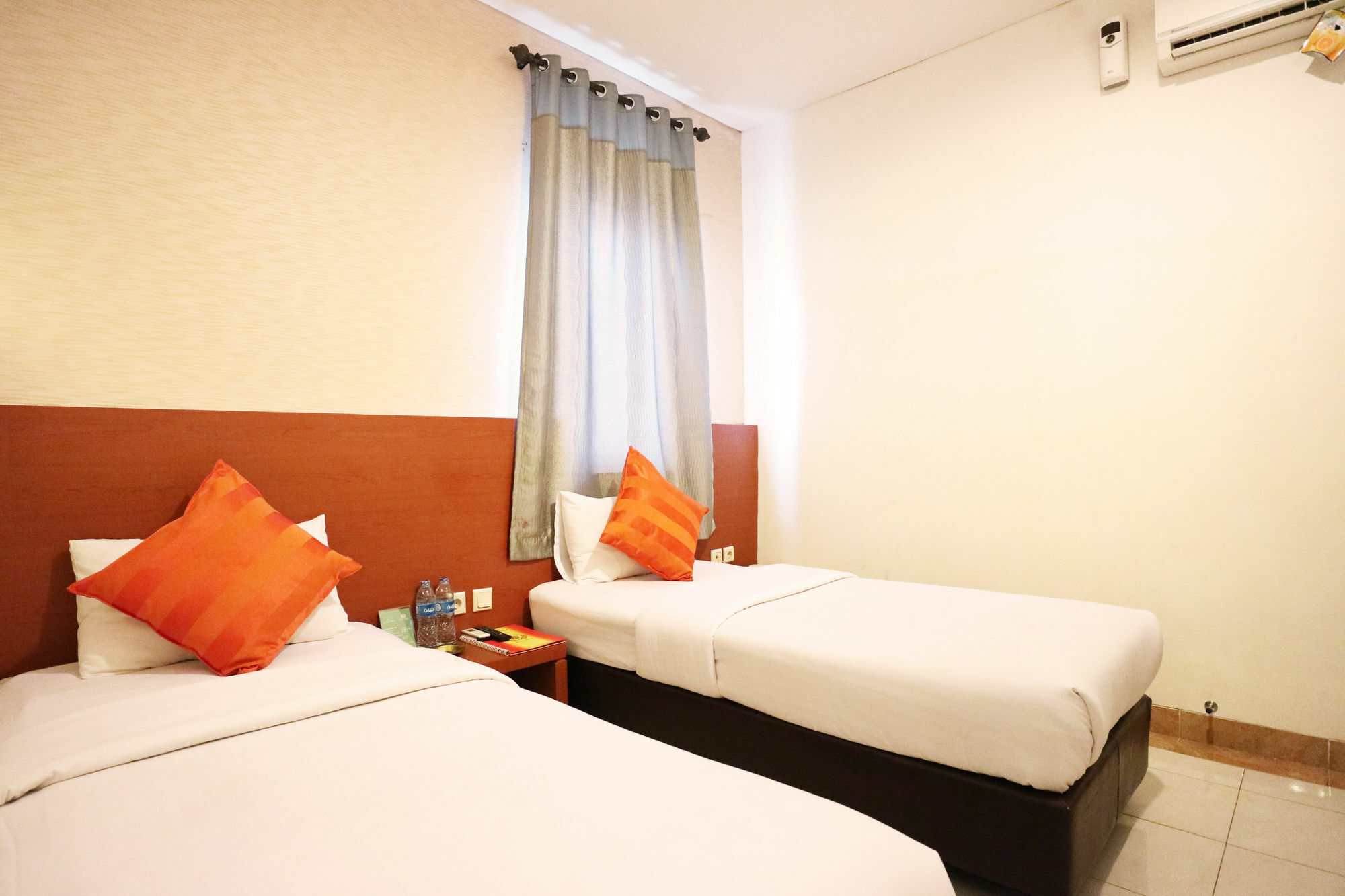 Hotel Reddoorz At Jalan Gunung Sahari Yakarta Exterior foto